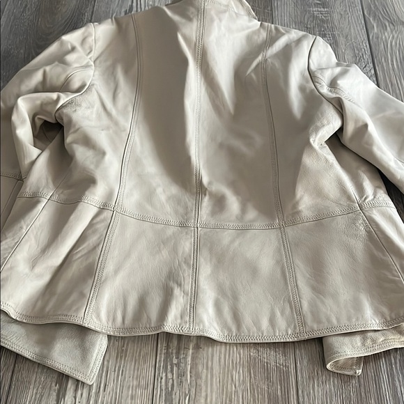 J Jill Cream Leather Blazer with Cropped Design and Wide Lapels - Picture 7 of 8